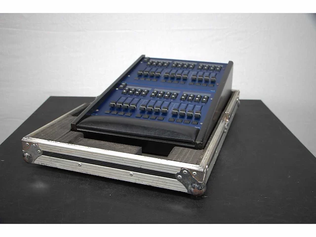 Chamsys - playback wing - light mixing console - afbeelding 15 van  17