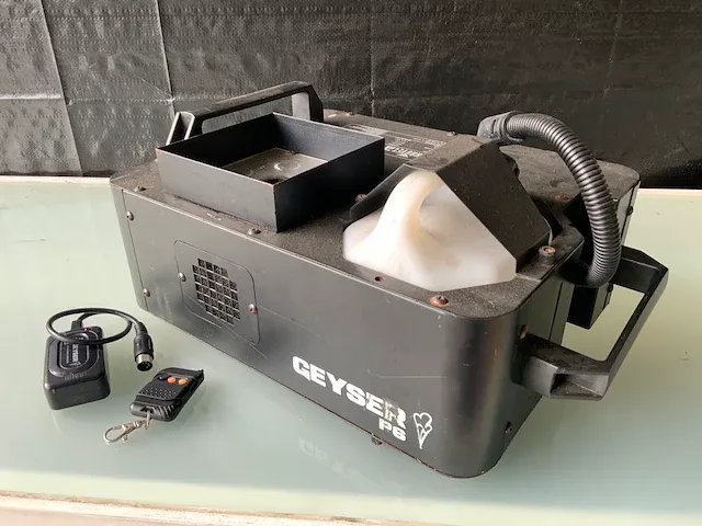 Chauvet dj geyser p6 rookmachine (2x) - afbeelding 1 van  7