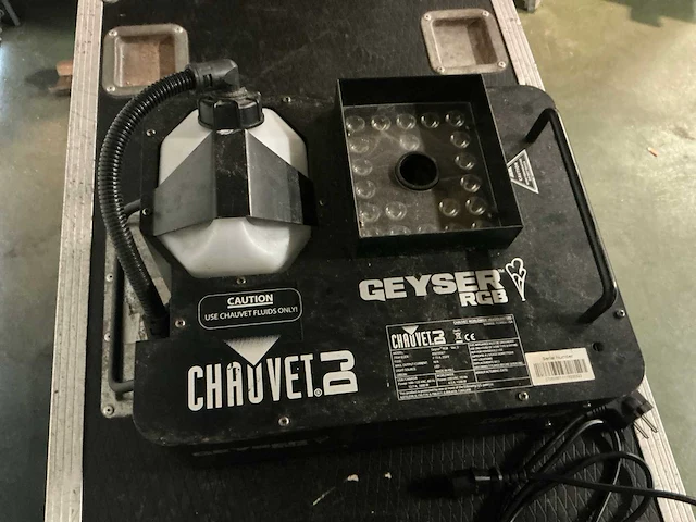 Chauvet dj geyser rgb rookmachine met lichteffect - afbeelding 3 van  7