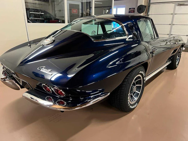 Chevrolet corvette v8 oldtimer uit 1964 - afbeelding 23 van  30