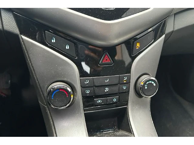 Chevrolet cruze sedan ls - afbeelding 2 van  18