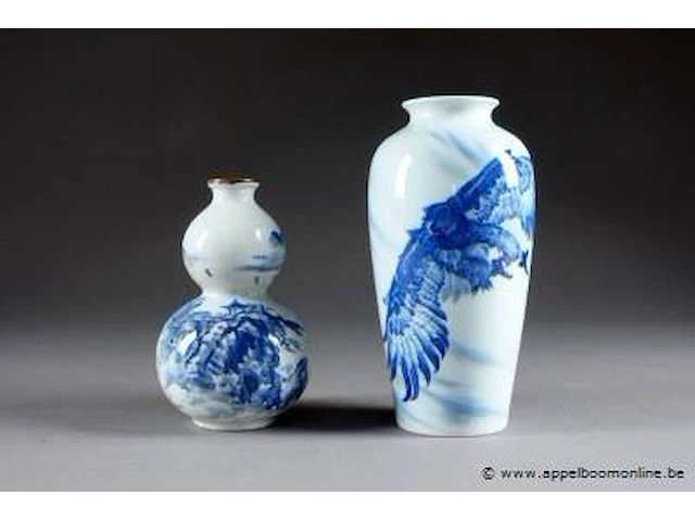 Chine - xxe siècle deux vases. l'un en double gourde, l'autre fuselé. porcelaine émaillée en camaïeu de bleu d'un aigle et d'un paysage avec pavillon. marque sigillaire. - afbeelding 1 van  2