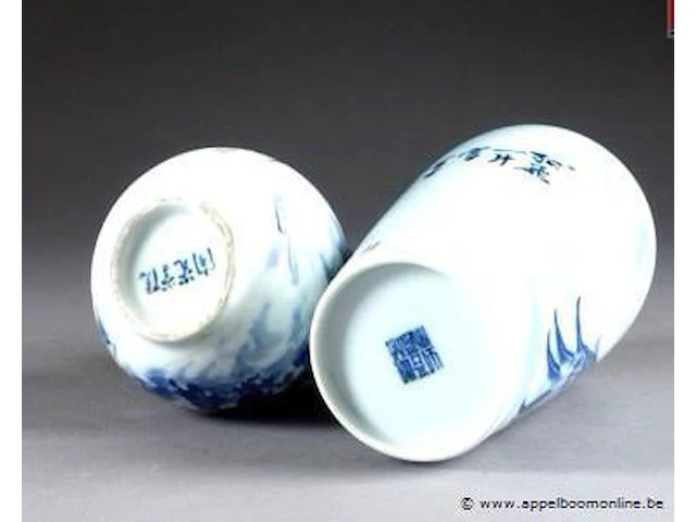 Chine - xxe siècle deux vases. l'un en double gourde, l'autre fuselé. porcelaine émaillée en camaïeu de bleu d'un aigle et d'un paysage avec pavillon. marque sigillaire. - afbeelding 2 van  2