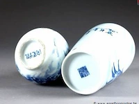 Chine - xxe siècle deux vases. l'un en double gourde, l'autre fuselé. porcelaine émaillée en camaïeu de bleu d'un aigle et d'un paysage avec pavillon. marque sigillaire. - afbeelding 2 van  2