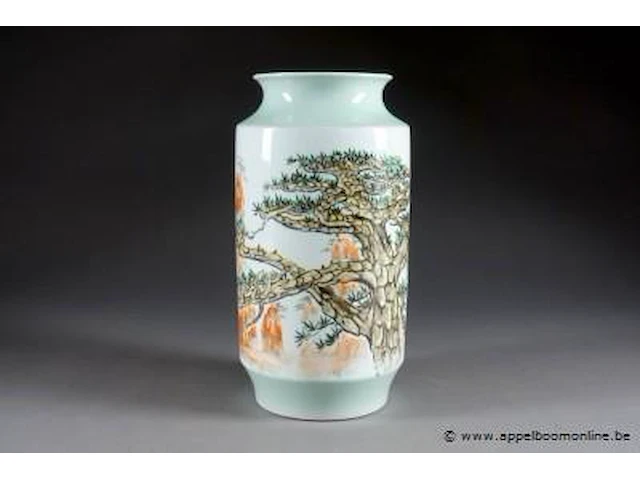 Chine - xxe siècle. vase lanterne. porcelaine décorée à l''émail sur couverte de branches de pin devant un rocher, sur fond blanc et vert tilleul. a l''arrière un poème. marques. - afbeelding 1 van  1