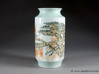 Chine - xxe siècle. vase lanterne. porcelaine décorée à l''émail sur couverte de branches de pin devant un rocher, sur fond blanc et vert tilleul. a l''arrière un poème. marques. - afbeelding 1 van  1