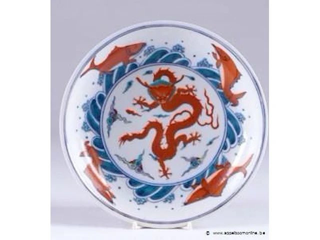Chine. de la période qing. jatte au dragon entouré par quatre carpes. porcelaine à émaux doucai. marqué d’un double cercle concentrique. diamètre : 22,5 cm. condition: pas d’accident ni de restauration. - afbeelding 1 van  4