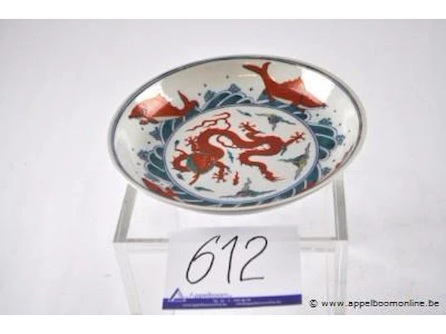 Chine. de la période qing. jatte au dragon entouré par quatre carpes. porcelaine à émaux doucai. marqué d’un double cercle concentrique. diamètre : 22,5 cm. condition: pas d’accident ni de restauration. - afbeelding 3 van  4