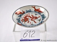 Chine. de la période qing. jatte au dragon entouré par quatre carpes. porcelaine à émaux doucai. marqué d’un double cercle concentrique. diamètre : 22,5 cm. condition: pas d’accident ni de restauration. - afbeelding 3 van  4
