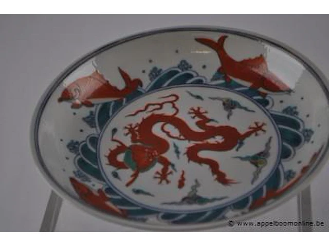 Chine. de la période qing. jatte au dragon entouré par quatre carpes. porcelaine à émaux doucai. marqué d’un double cercle concentrique. diamètre : 22,5 cm. condition: pas d’accident ni de restauration. - afbeelding 4 van  4