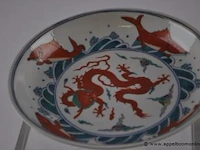 Chine. de la période qing. jatte au dragon entouré par quatre carpes. porcelaine à émaux doucai. marqué d’un double cercle concentrique. diamètre : 22,5 cm. condition: pas d’accident ni de restauration. - afbeelding 4 van  4