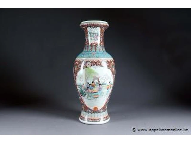 Chine de la seconde moitié du xxe siècle. grand vase balustre. porcelaine de la famille rose, à fond rouge orné de vignettes encadrées de chauves-souris, figurant des scènes de genre. marque sigillaire. - afbeelding 1 van  1