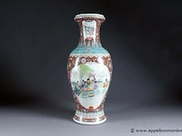 Chine de la seconde moitié du xxe siècle. grand vase balustre. porcelaine de la famille rose, à fond rouge orné de vignettes encadrées de chauves-souris, figurant des scènes de genre. marque sigillaire. - afbeelding 1 van  1