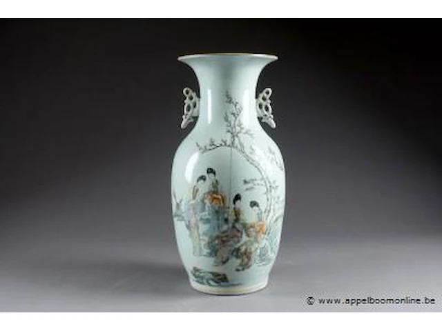 Chine. période républicaine. vase "maillet" aux anses découpées. emaux qianjiang au décor figurant un groupe de quatre jeunes femmes sous un cerisier en fleurs. a l''arrière, un poème calligraphié. porcelaine. - afbeelding 1 van  1
