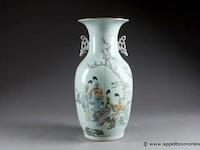 Chine. période républicaine. vase "maillet" aux anses découpées. emaux qianjiang au décor figurant un groupe de quatre jeunes femmes sous un cerisier en fleurs. a l''arrière, un poème calligraphié. porcelaine. - afbeelding 1 van  1