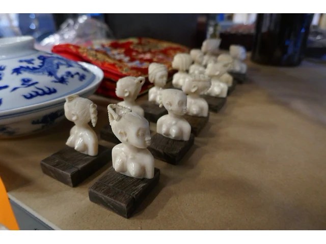 Chinese en afrikaanse decoratieve items - afbeelding 2 van  3