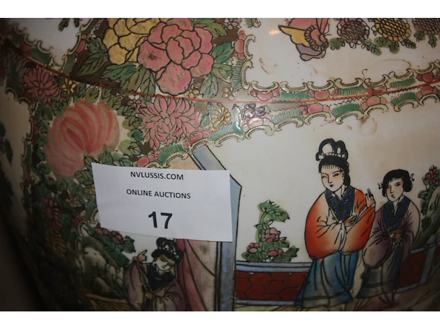 Chinese vaas afm. h 61 cm, chinese paraplubak afm. h 59 cm, houten bijzettafeltje afm. h 92 cm - afbeelding 2 van  5