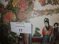 Chinese vaas afm. h 61 cm, chinese paraplubak afm. h 59 cm, houten bijzettafeltje afm. h 92 cm - afbeelding 2 van  5