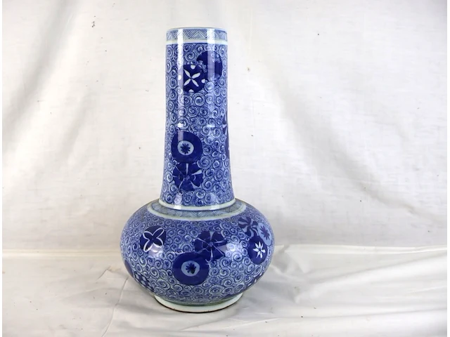 Chinese vaas blauw en wit porselein - afbeelding 1 van  3