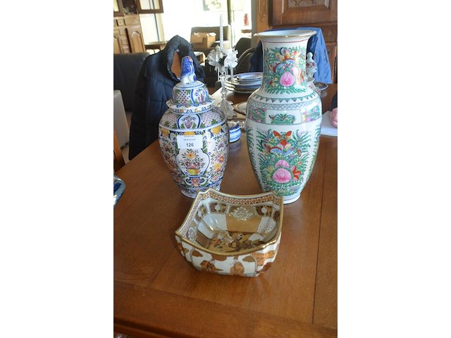 Chinese vaas, chinese kom, pot met deksel (alles porselein) - afbeelding 1 van  10