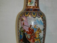 Chinese vaas h=62 cm ( krijgers te paard) - afbeelding 1 van  4