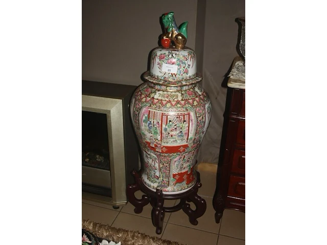 Chinese vaas op houten sokkel afm. h 116 cm - afbeelding 1 van  4