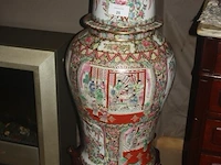 Chinese vaas op houten sokkel afm. h 116 cm - afbeelding 1 van  4