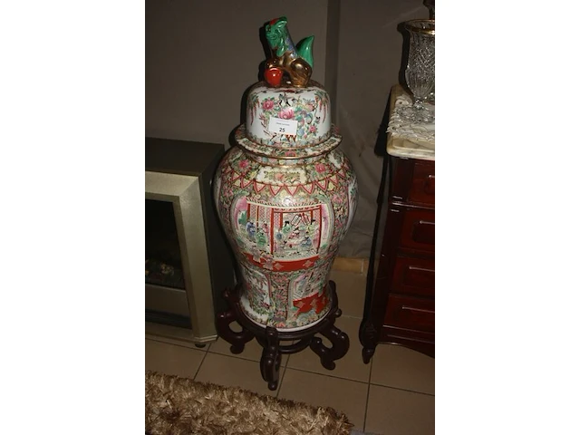 Chinese vaas op houten sokkel afm. h 116 cm - afbeelding 3 van  4