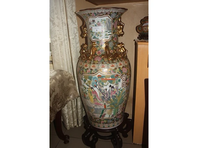 Chinese vaas op houten sokkel afm. h 122 cm - afbeelding 1 van  4