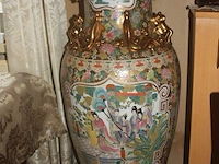 Chinese vaas op houten sokkel afm. h 122 cm