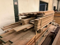 Circa 1 kuub diverse cederhouten balken en planken - afbeelding 1 van  10
