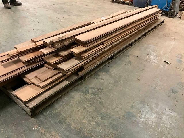 Circa 1 kuub diverse cederhouten balken en planken - afbeelding 8 van  10