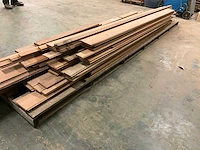 Circa 1 kuub diverse cederhouten balken en planken - afbeelding 8 van  10