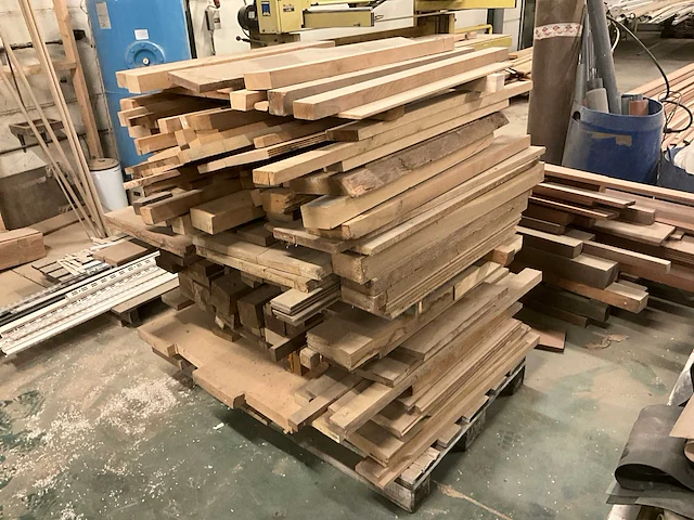 Circa 1 kuub diverse eiken balken en planken - afbeelding 1 van  7
