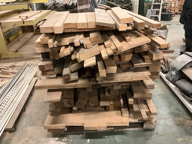 Circa 1 kuub diverse eiken balken en planken - afbeelding 2 van  7