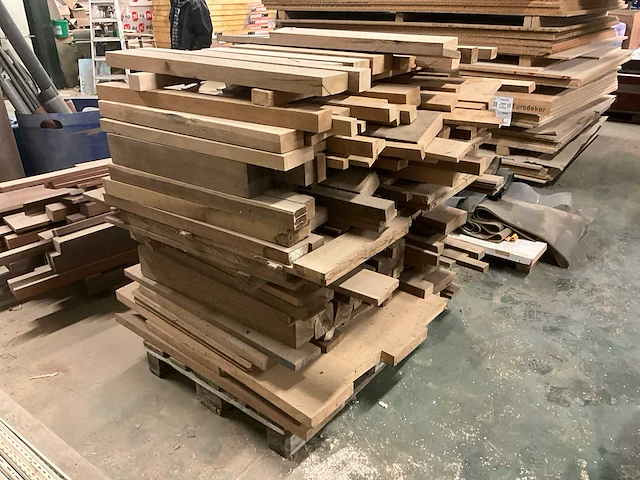 Circa 1 kuub diverse eiken balken en planken - afbeelding 3 van  7