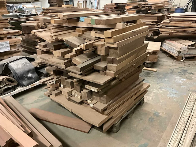 Circa 1 kuub diverse eiken balken en planken - afbeelding 4 van  7