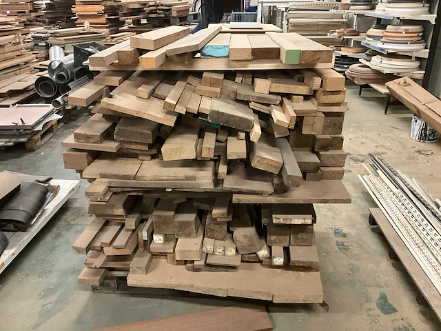 Circa 1 kuub diverse eiken balken en planken - afbeelding 5 van  7