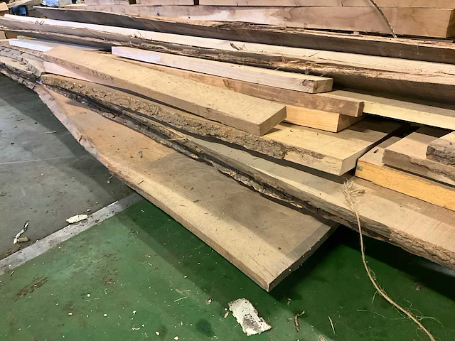 Circa 1 kuub diverse houten balken en planken. - afbeelding 4 van  6