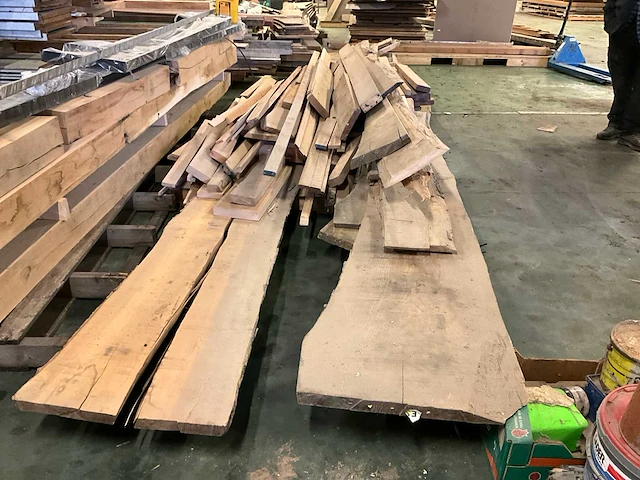 Circa 1 kuub diverse houten balken en planken. - afbeelding 5 van  6