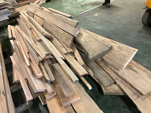 Circa 1 kuub diverse houten balken en planken. - afbeelding 6 van  6