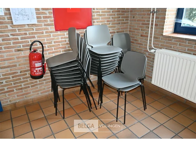 Circa 24 stapelstoelen - afbeelding 1 van  5