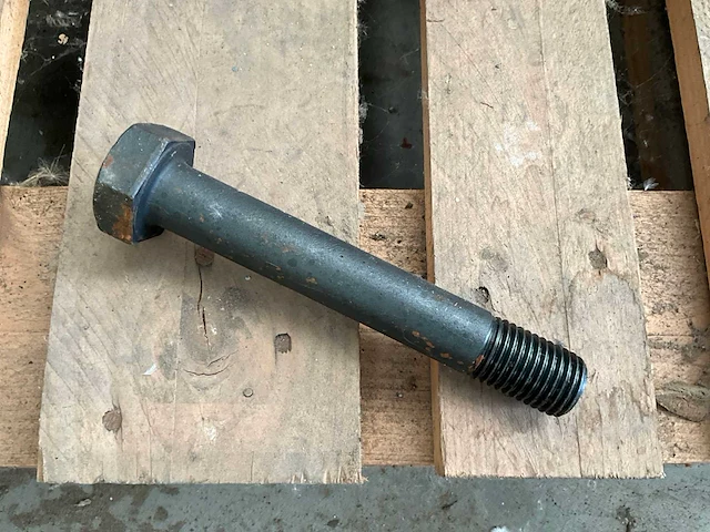 Circa 50 zware bouten friedberg in palletringbox - afbeelding 1 van  6