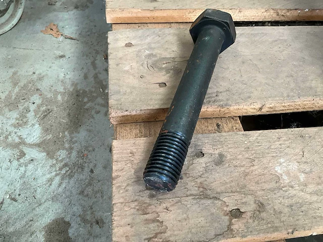 Circa 50 zware bouten friedberg in palletringbox - afbeelding 2 van  6
