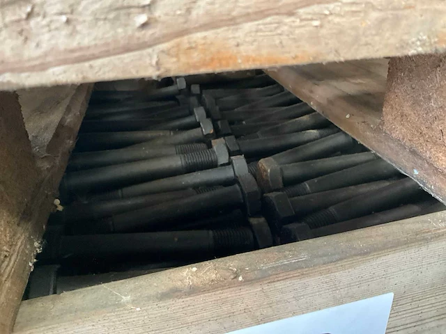 Circa 50 zware bouten friedberg in palletringbox - afbeelding 4 van  6