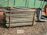 Circa 60 gepunte houten palen voor elektrische weide afsluiting - afbeelding 2 van  2