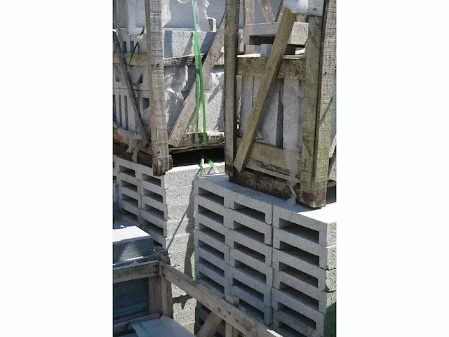 Circa 85 m muurafdekking u-profiel 28/21x8/4cm - afbeelding 1 van  6