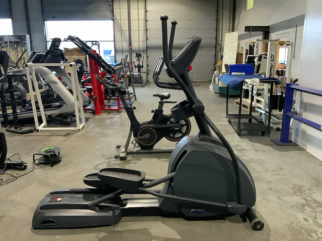 Circle fitness commercial elliptical crosstrainer - afbeelding 2 van  6