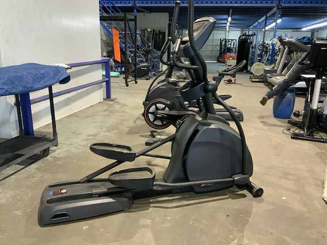 Circle fitness commercial elliptical crosstrainer - afbeelding 1 van  6