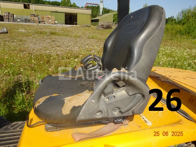 Clark tmc, bouwjaar 2010. de auto spint, maar de rechtervoorband is gescheurd - afbeelding 5 van  6